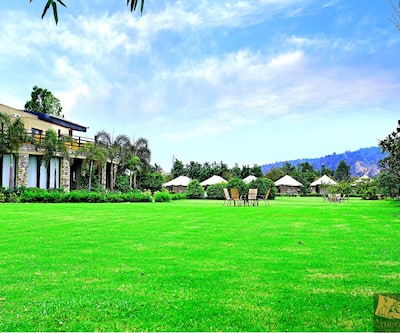 https://imgcld.yatra.com/ytimages/image/upload/t_hotel_yatra_city_desktop/v1452167237/Domestic Hotels/Hotels_Corbett/The Golden Tusk/Outdoors_3.jpg